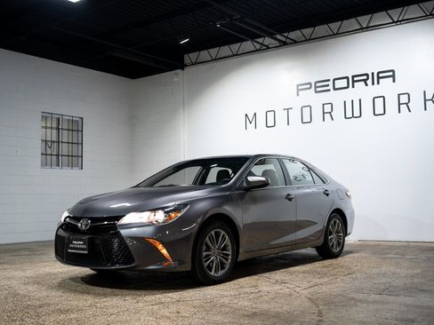 Used 2017 Toyota Camry SE image 3