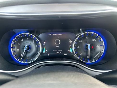 Used 2025 Chrysler Pacifica Limited image 35