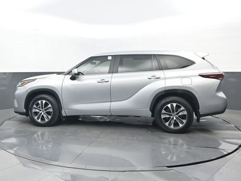 Used 2024 Toyota Highlander XLE FWD image 25