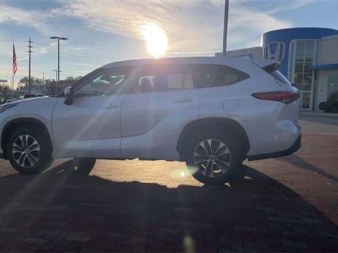 Used 2022 Toyota Highlander XLE image 7