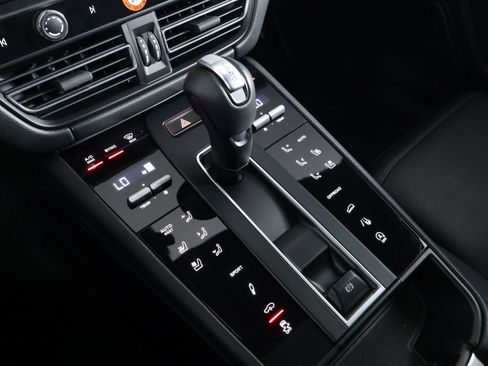Certified 2026 Porsche Macan AWD/4WD image 18
