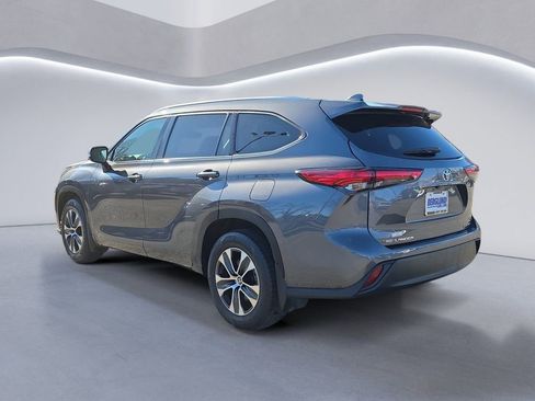 Used 2021 Toyota Highlander XLE image 4