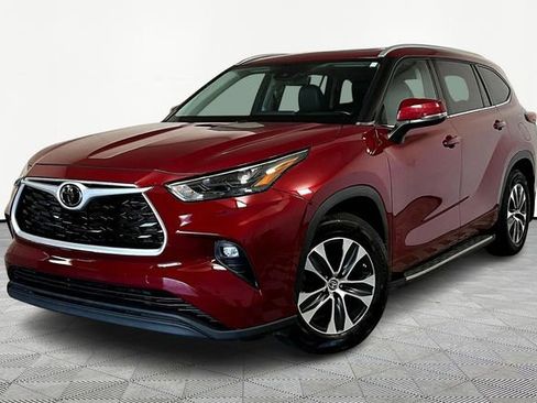 Used 2022 Toyota Highlander XLE image 2