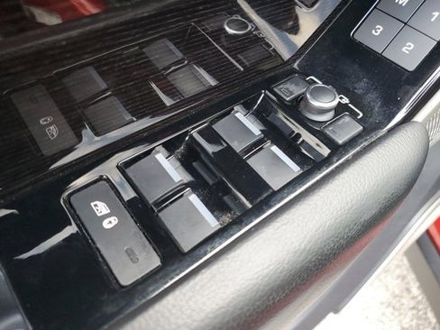 Used 2019 Land Rover Range Rover Velar R-Dynamic SE image 15