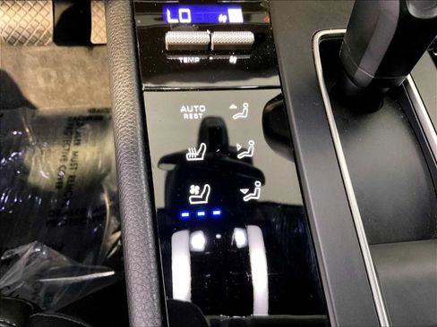 Certified 2026 Porsche Macan AWD/4WD image 37