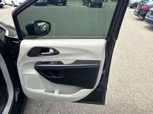Used 2019 Chrysler Pacifica Touring-L FWD image 27