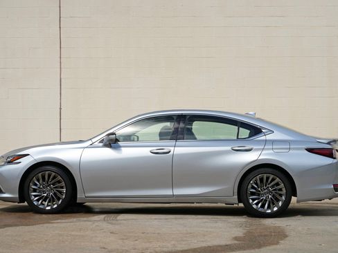 Used 2025 Lexus ES 300h w/ Accessory Package (Z1) FWD image 9