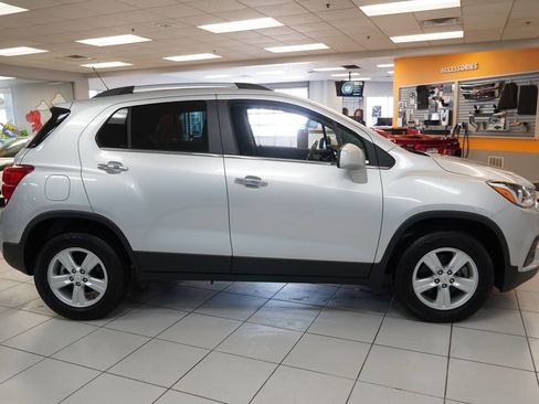 Used 2020 Chevrolet Trax LT w/ LT Convenience Package image 12