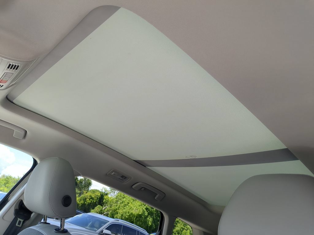 Certified 2022 Volkswagen Taos SE FWD image 21