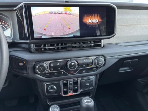 Used 2025 Jeep Wrangler Unlimited Sahara AWD/4WD image 17