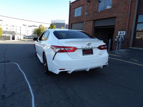Used 2018 Toyota Camry SE image 5