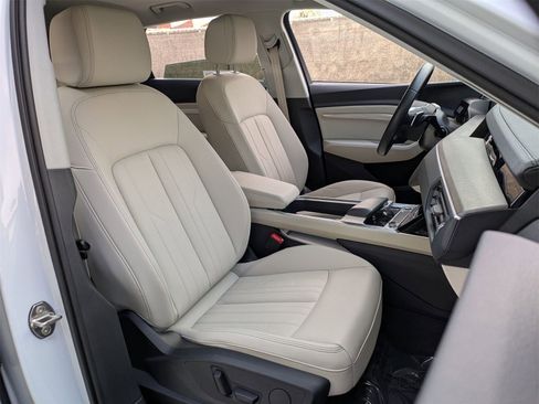 Used 2024 Audi Q8 e-tron Premium image 28