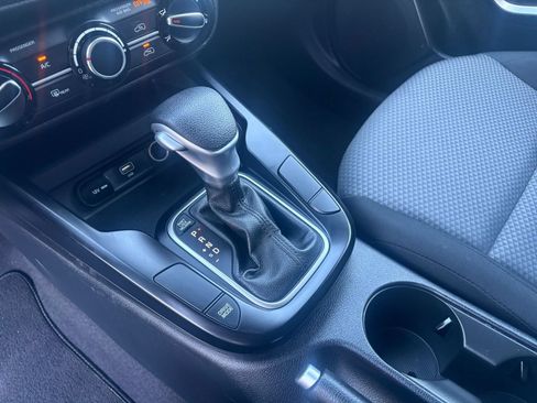 Used 2025 Kia Soul LX w/ LX Technology Package FWD image 38