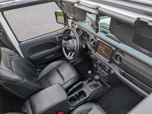 Used 2023 Jeep Wrangler Unlimited Sahara w/ Cold Weather Group AWD/4WD image 17