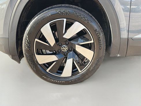 Used 2025 Volkswagen Atlas Cross Sport SE image 40