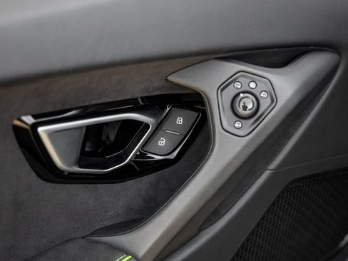 Used 2021 Lamborghini Huracan EVO image 22