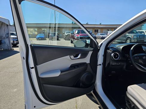 Used 2023 Hyundai Kona SE FWD image 18