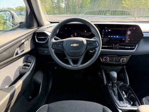 Used 2025 Chevrolet TrailBlazer LT AWD/4WD image 12