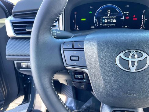 Used 2025 Toyota Camry SE image 21