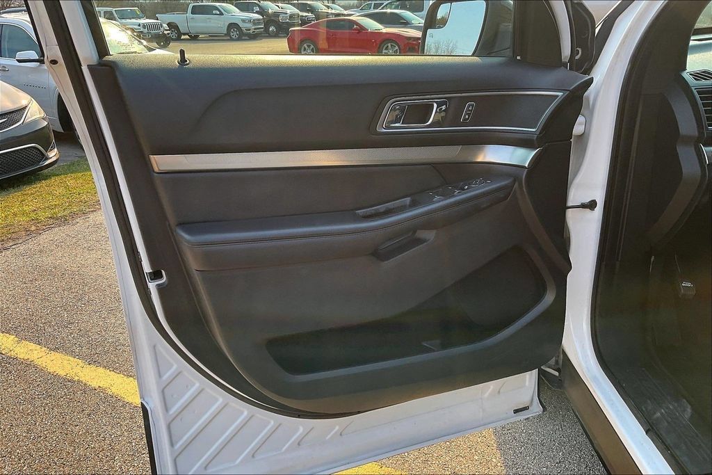 Used 2018 Ford Explorer XLT w/ Equipment Group 201A FWD image 21