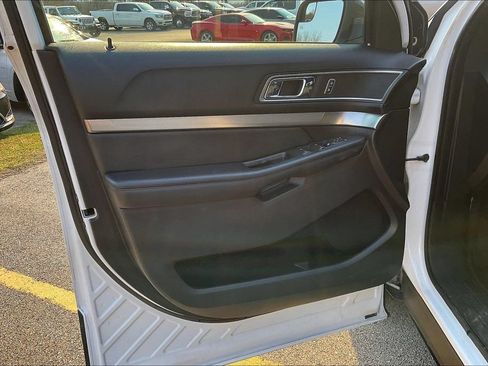Used 2018 Ford Explorer XLT w/ Equipment Group 201A FWD image 21