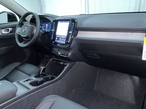 New 2026 Volvo XC40 B5 Core w/ Climate Package image 7