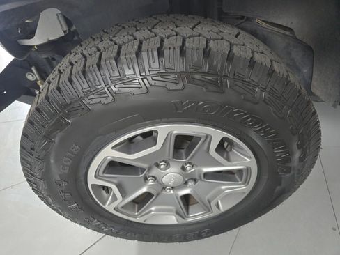 Used 2017 Jeep Wrangler Unlimited Rubicon w/ Connectivity Group image 9