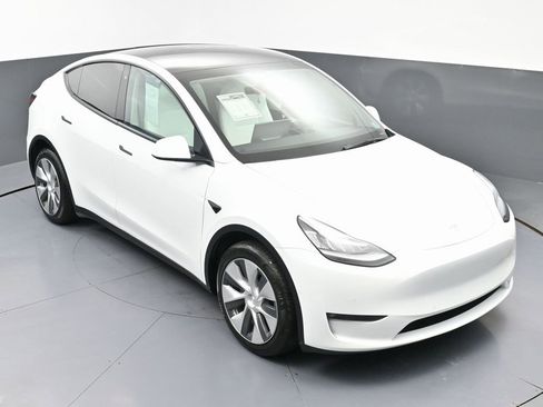 Used 2022 Tesla Model Y Long Range image 46