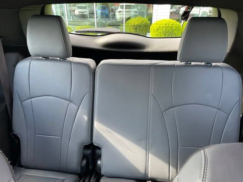 Used 2023 Buick Enclave Essence FWD image 28