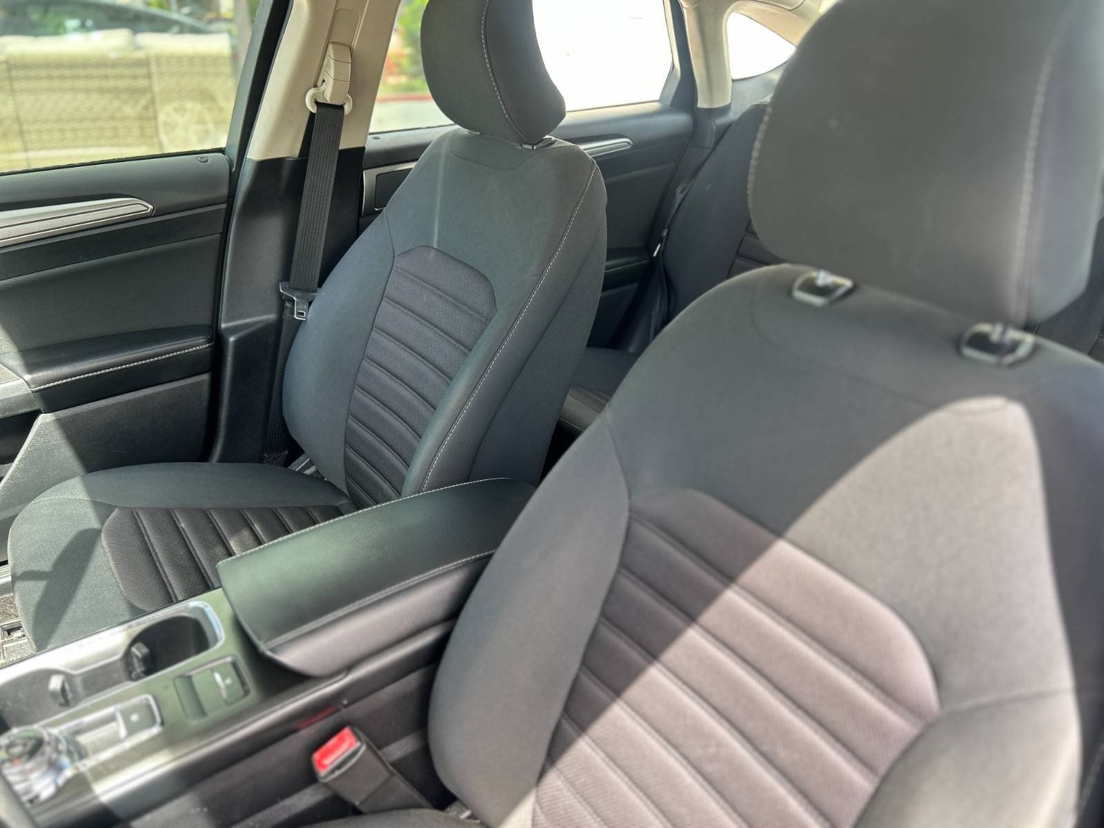 Used 2020 Ford Fusion SE FWD image 28