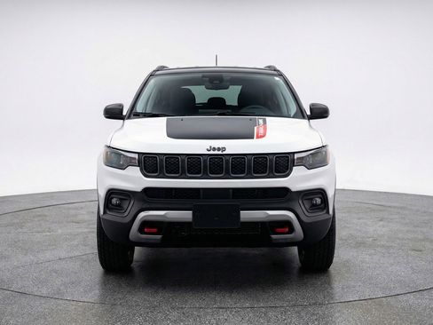Used 2025 Jeep Compass Trailhawk AWD/4WD image 2