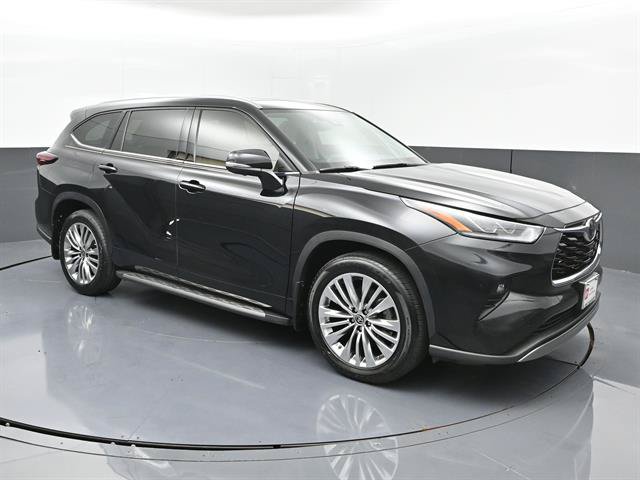 Used 2024 Toyota Highlander Platinum FWD image 2