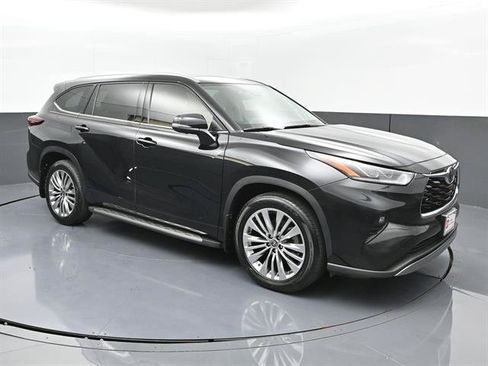 Certified 2024 Toyota Highlander Platinum FWD image 2