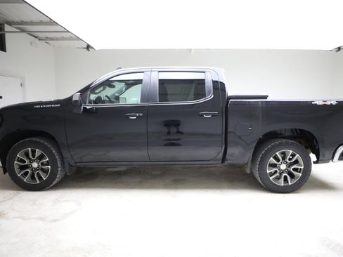 Used 2023 Chevrolet Silverado 1500 LT w/ Leather Package AWD/4WD image 2