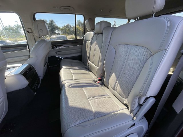 Used 2024 Jeep Wagoneer L Series II w/ Flexible Seating Group AWD/4WD image 13