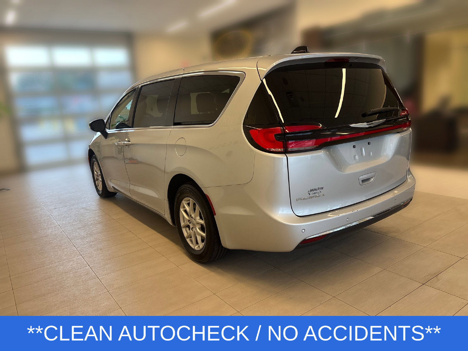 Used 2024 Chrysler Pacifica Touring-L FWD image 3