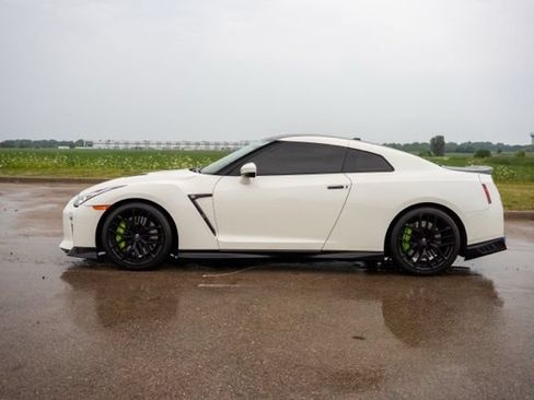 Used 2017 Nissan GT-R Premium w/ Premium Interior Package AWD/4WD image 4