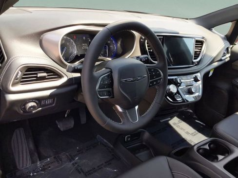 New 2026 Chrysler Pacifica Select image 11