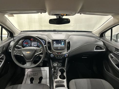 Used 2017 Chevrolet Cruze LT FWD image 18