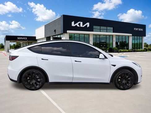 Used 2022 Tesla Model Y Long Range AWD/4WD image 4
