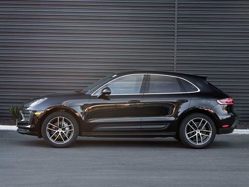Certified 2024 Porsche Macan image 2