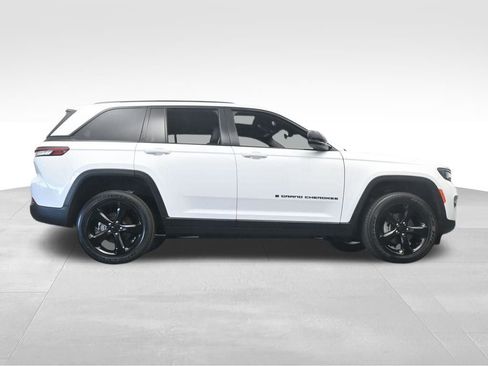 Used 2025 Jeep Grand Cherokee Altitude image 61