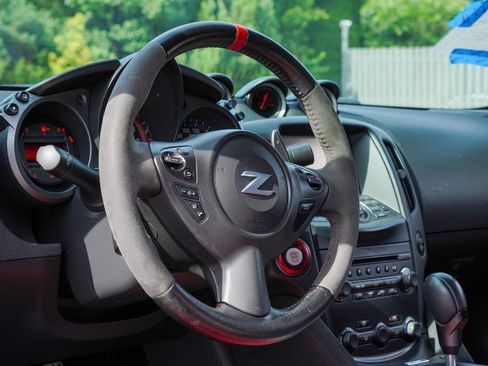 Used 2017 Nissan 370Z NISMO RWD image 13