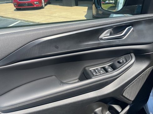 New 2025 Jeep Grand Cherokee Altitude image 18