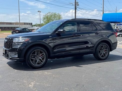 Used 2025 Ford Explorer ST-Line w/ ST-Line Street Pack image 3