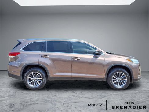 Used 2019 Toyota Highlander XLE FWD image 8