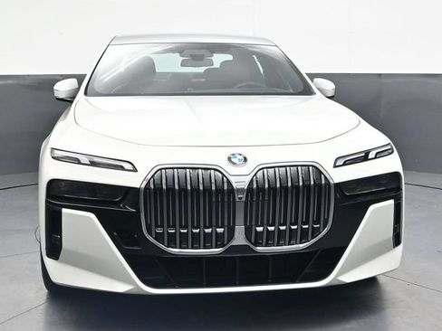 Used 2024 BMW 740i xDrive AWD/4WD image 11