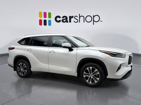 Used 2024 Toyota Highlander XLE AWD/4WD image 7