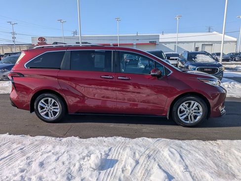 Used 2022 Toyota Sienna Limited image 8