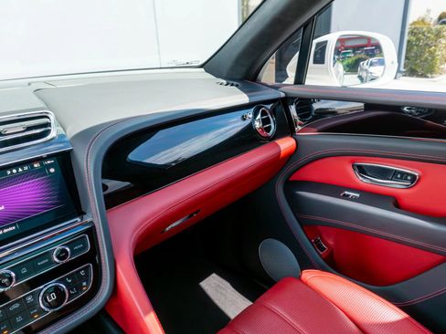 Used 2023 Bentley Bentayga image 64